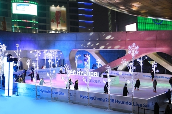 현대자동차는 2018 평창동계올림픽 성공 개최에 대한 염원과 국민적 호응을 이끌어 내고자 22일부터 서울 동대문 디자인 플라자에 '현대차 Light Up 아이스링크'를 개장·운영한다. (사진=현대자동차)