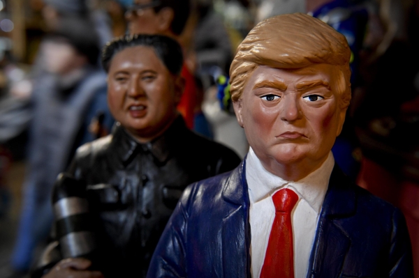 이탈리아 나폴리 인형가게에 전시된 트럼프와 김정은 풍자인형. (사진=뉴시스)