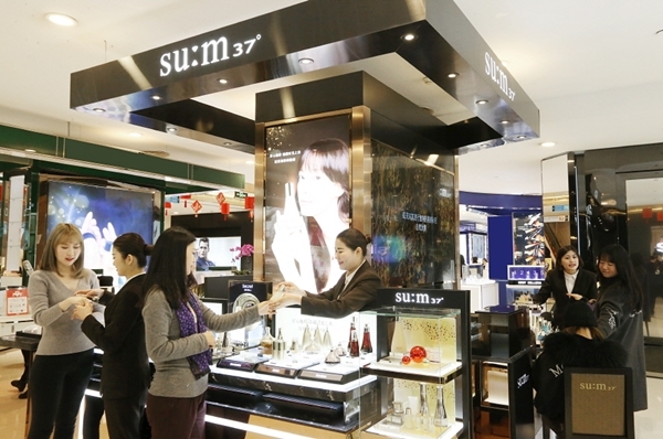 중국 상하이 빠바이반 백화점의 LG생활건강 '후' 매장에서 고객들이 제품에 대한 설명을 듣고 있다. (사진=LG생활건강 제공)
