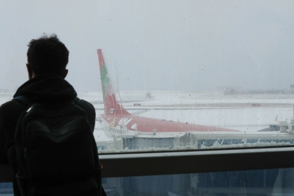 제주국제공항 활주로에 눈이 쌓여 이날 오전 11시까지 활주로가 잠정 폐쇄됐다. (사진제공=뉴시스)