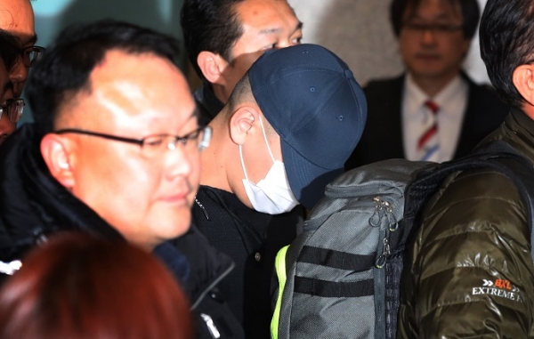 어머니와 일가족을 살해하고 뉴질랜드로 도주했던 피의자 김모씨(35)가 11일 인천국제공항으로 송환되 용인동부경찰서로 압송되고 있다.(사진제공=뉴시스)