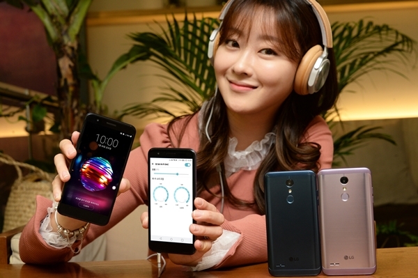 19일 모델이 서울 여의도에서 이달 말 출시하는 올해 첫 실속형 스마트폰 LG X4+를 소개하고 있다. (사진=LG전자)
