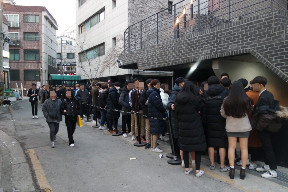 홍대 청소년 클럽에 입장하기 위해 학생들이 줄을 서 있다. (사진=김나영 기자)