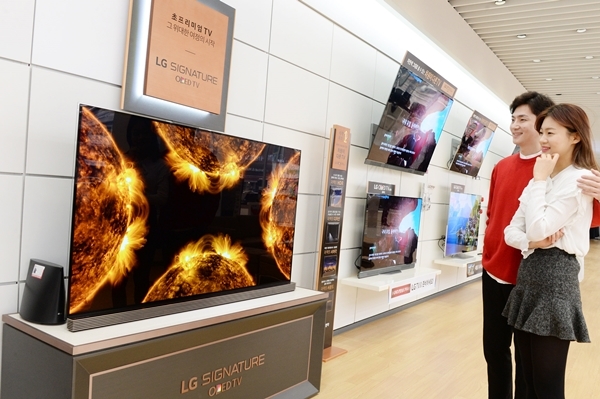 LG전자 모델들이 가전 매장에서 'LG 올레드 TV'를 살펴보고 있다. (사진=LG전자)