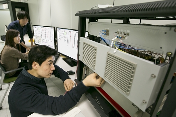 KT 직원들이 서울 서초구 우면동 연구소에서 일대다 양자암호통신 시범망을 활용한 기술 테스트를 하고 있다. (사진=KT)