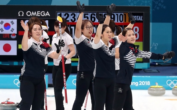 여자컬링대표팀이 23일 일본전과 가진 준결승전에서 승리하고 기끔을 나누고 있다. (뉴시스)