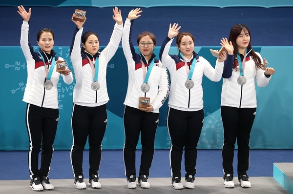 컬링 결승식 시상대에 오른 한국여자 대표팀이 25일 은메달을 획득하고 기뻐하는 모습. (뉴스포스트), ©뉴시스