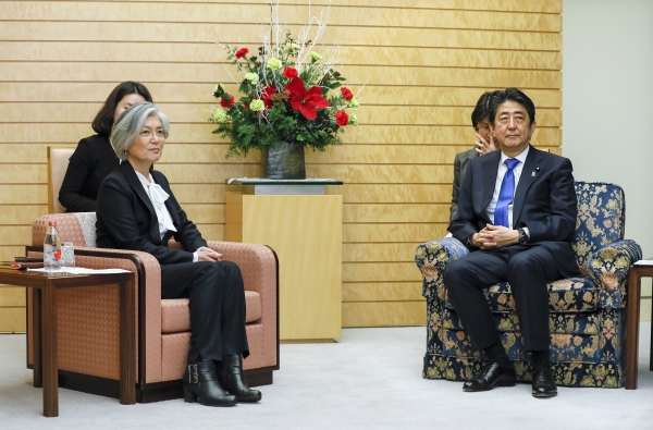 지난해 12월 19일 방일한 강경화 외교부 장관(왼쪽)과 맞이하는 아베 신조 일본 총리. (사진=뉴시스)