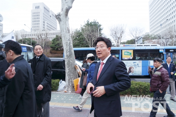 김효재 전 청와대 정무수석(왼쪽)과 권성동 의원(가운데). (사진=김혜선 기자)