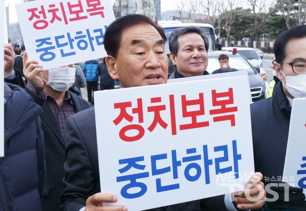 MB구속 반대 시위하는 이재오 전 의원. (사진=김혜선 기자_