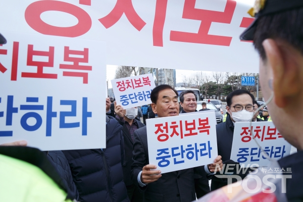 구호 외치는 이재오 전 의원. (사진=김혜선 기자)