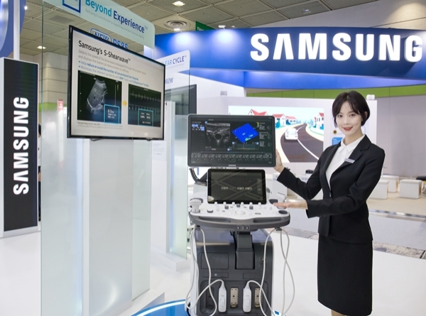 삼성 모델이 15일 ‘KIMES 2018' 삼성 부스에서 영상의학과용 프리미엄 초음파 진단기기 ‘RS85’를 소개하고 있다. (사진=삼성전자)