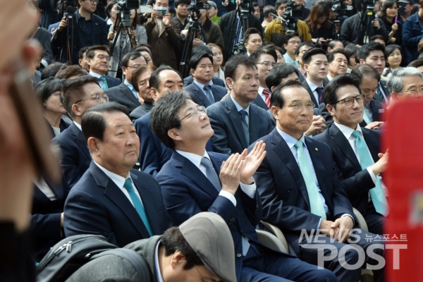 안철수 위원장의 출마선언을 듣는 바른미래당 의원들. 좌측부터 박주선 유승민 공동대표. (사진=김혜선 기자)