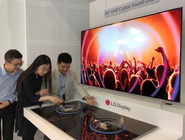제6회 중국정보기술엑스포(CITE) 2018을 방문한 관람객들이 LG디스플레이 CSO 제품을 체험하고 있다. (사진=LG디스플레이)
