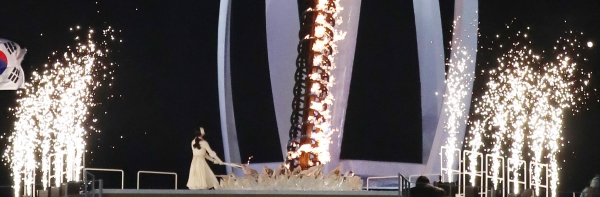2018 평창 동계올림픽 개막식이 열린 2월 9일 오후 강원도 평창 올림픽스타디움에 개막 후 마지막 성화 주자 김연아 선수가 점화를 하고 있다. (사진=뉴시스)