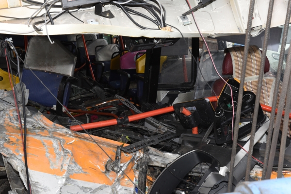 지난 5일 오전 울산 북구 아산로에서 133번 시내버스가 도로변 공장 담벼락을 들이박고 넘어졌다. (사진=뉴시스)