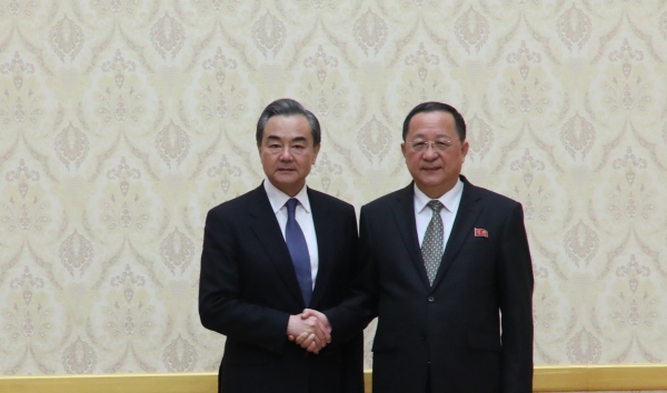 왕이 중국 국무위원 겸 외교부장(왼쪽)과 리용호 북한 외무상. (사진=뉴시스)