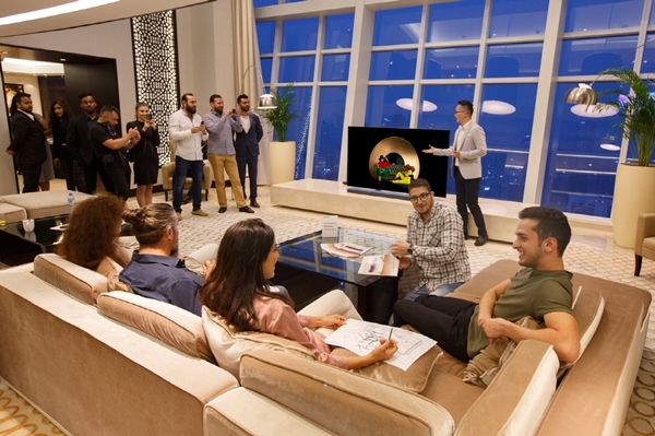 중동 현지인들이 보통 손님을 맞이하는 마즐리스 공간에서 참석자들이 삼성 QLED TV 콘텐츠를 즐기고 있다. (사진=삼성전자)