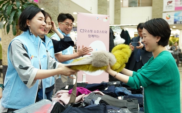 CJ오쇼핑 쇼호스트들이 다문화 가정 아동을 위한 바자회에서 물품 판매 봉사자로 활약했다. (사진=CJ오쇼핑)
