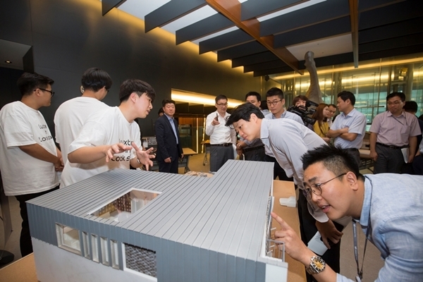 작년에 개최된 동국제강 '제1회 럭스틸 건축 공모전'에서 참가 대학생들이 작품을 설명하고 있는 모습. (사진=동국제강)