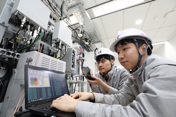 서울 우면동에 위치한 KT 공공안전통신망 기술검증센터에서 연구원이 재난망 통신을 테스트하고 있다. (사진=KT)