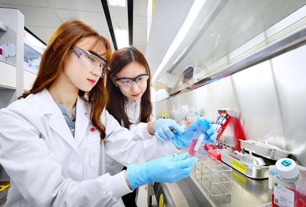 LG화학 생명과학연구소 연구원들이 바이오의약품 분석을 진행하고 있다. (사진=LG화학)