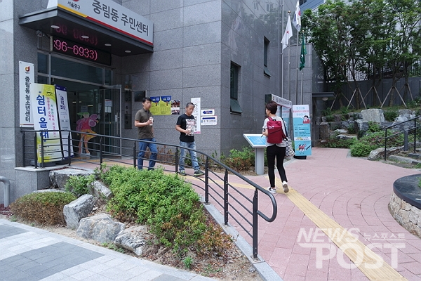 (사진=이별님 기자) 8일 사전투표 첫날 서울 중구 중림동주민센터에 마련된 사전투표소에 한 유권자가 투표를 하기 위해 방문하고 있다.