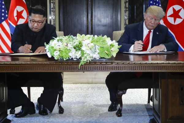 공동합의문에 서명하는 김저은 위원장과 트럼프 대통령. (사진=AP/뉴시스)