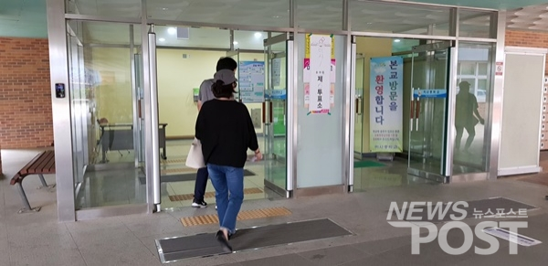 경기도 하남시 미사1동 미사중학교에 마련된 투표소에 유권자들이 모여들고 있다. (사진=선초롱 기자)
