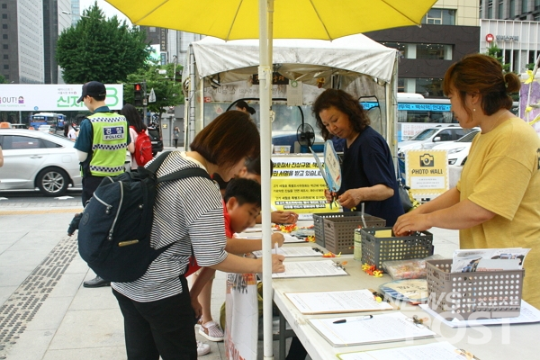 서울 광화문 광장에서 시민들을 상대로 서명운동을 벌이고 있는 실종자 가족들. (사진=이별님 기자)