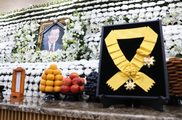 서울 송파구 서울아산병원 장례식장에 마련된 고인의 빈소에 국민훈장 무궁화장이 놓여 있다. (사진=뉴시스)