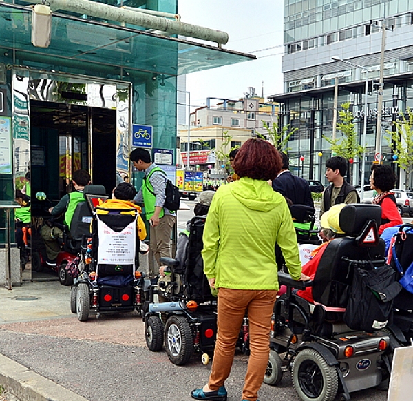 지하철 내 엘리베이터 설치는 장애인 이동권 개선 방법의 하나. 사진은 2016년 광주 화정역에서 시위하는 장차연 회원들. (사진=뉴시스)
