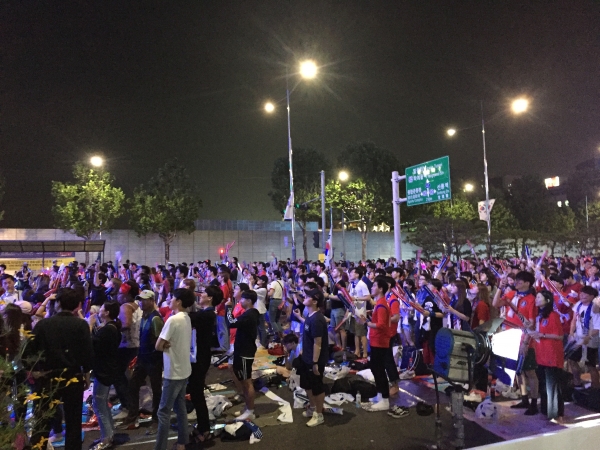 열띤 응원전을 펼치는 축구팬들의 모습. (사진=홍여정 기자)
