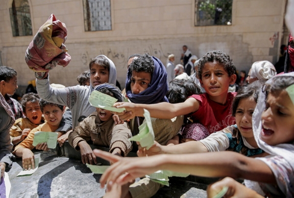 지난 해 예멘 수도에서 자선기관들이 나눠주는 음식을 받기 위해 몰려든 사람들. (사진=뉴시스)