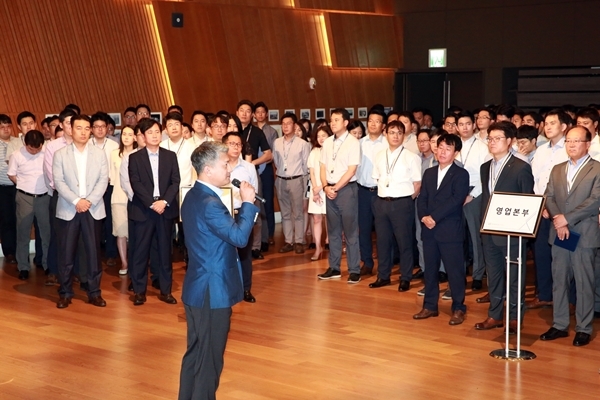 장세욱 동국제강 부회장이 6일, 을지로 본사에서 진행한 창립 64주년 기념식에서 직원들에게 메시지를 전하고 있다. (사진=동국제강)
