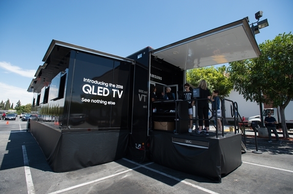 대형 트럭에 마련된 삼성 QLED TV 이동형 체험관 전경 (사진=삼성전자)