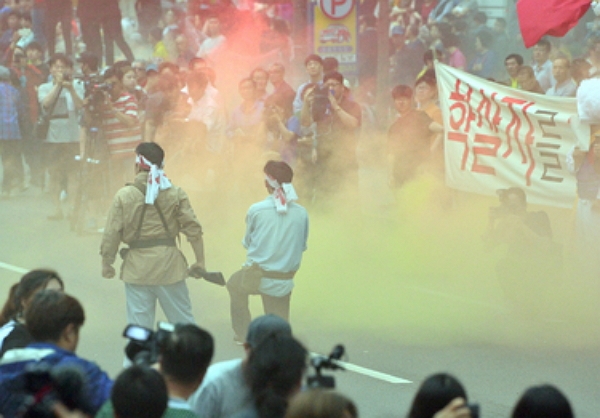 지난 5월 17일 광주 금남로 거리에서 38년 전 민주화운동을 재현하는 광주 시민들. (사진=뉴시스)