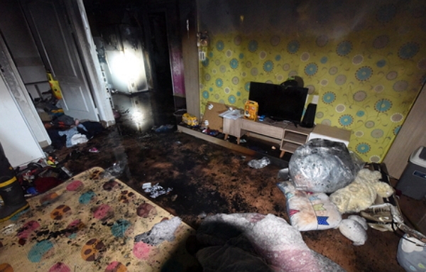 지난해 12월 31일 불이 난 광주 북구 모 아파트 A씨의 집 내부. (사진=뉴시스)