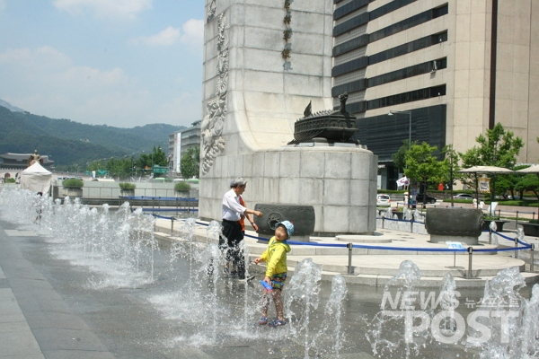 서울 광화문 광장 앞 분수대에서 뛰노는 어린 아이들. (사진=이별님 기자)