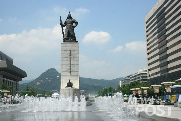서울 광화문 광장 앞 분수대에서 시원한 물줄기가 뿜어져나오고 있다. (사진=이별님 기자)