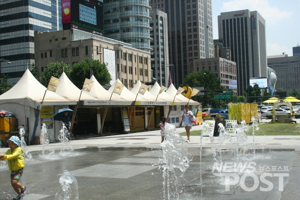서울 광화문 광장 앞 분수대 사이로 보이는 세월호 참사 희생자 분향소. (사진=이별님 기자)