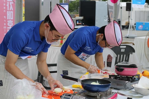 지난 22일 광주 아시아문화전당 하늘마당에서 열린 '삼성 스마트 쿠킹 대회'  참가자들이 ‘빠르고 간편한 요리’를 컨셉으로 요리를 하고 있다. (사진=삼성전자)