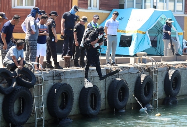 지난 1일 오전 경찰과 해경이 어선과 그물을 동원해 실종 여성을 수색하고 있다. (사진=뉴시스)