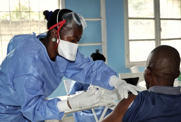 지난 5월30일 콩고서 세계보건기구(WHO) 의료진이 에볼라 바이러스 발병 지역으로 파견될 구호요원에게 에볼라 백신을 접종하고 있다. (사진=뉴시스)