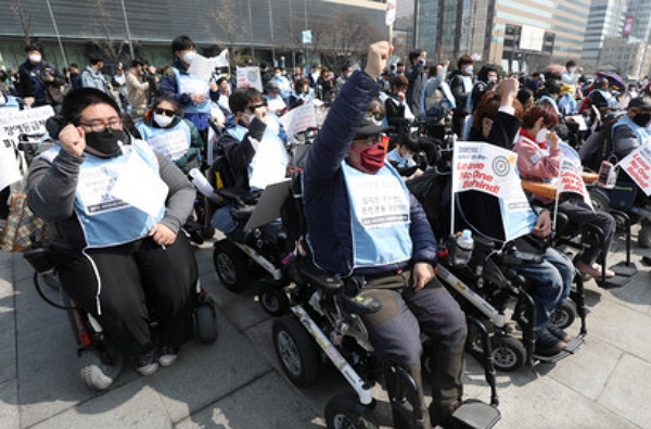 지난 3월 휠체어를 타고 장애인 권리 보장을 외치며 시위 하는 시민들. (사진=뉴시스)