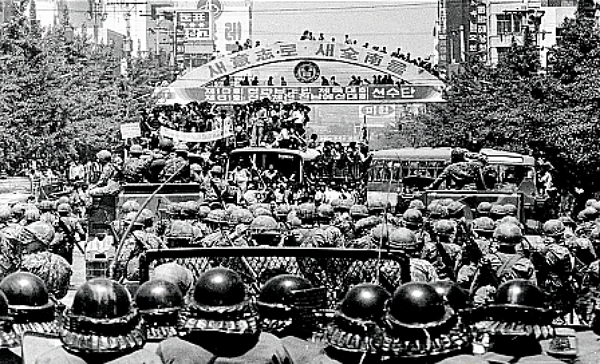 1980년 5월 공수부대에 맞서 항쟁하는 광주 시민들. (사진=뉴시스)