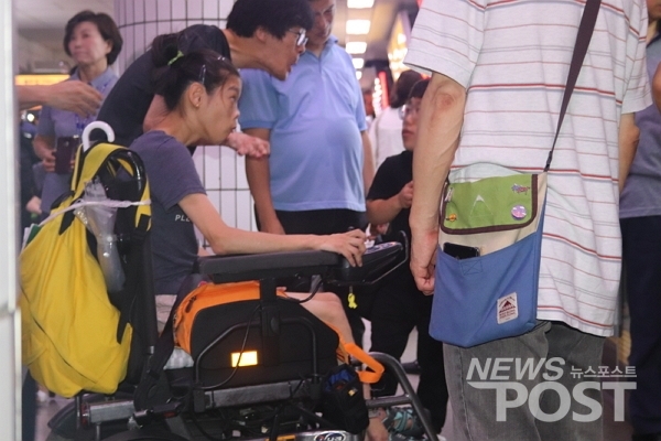 지난 21일 전국 장애인 차별철폐연대 회원이 시청역 지하철에 오르고 있다. (사진=이별님 기자)