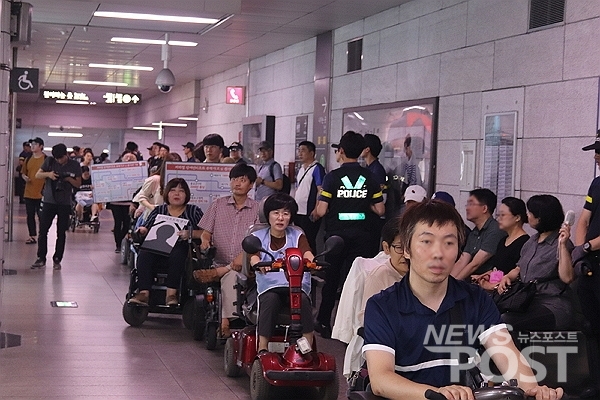 지난 21일 전국 장애인 차별철폐연대 회원들이 시청역에서 '장애인 이동권' 보장을 촉구하고 있다. (사진=이별님 기자)
