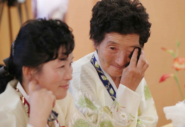 둘째날인 21일 북한 금강산호텔에서 열린 단체상봉에서 남측 백민준(93) 할아버지의 북측 가족들이 눈물을 흘리고 있다. (사진=뉴시스)