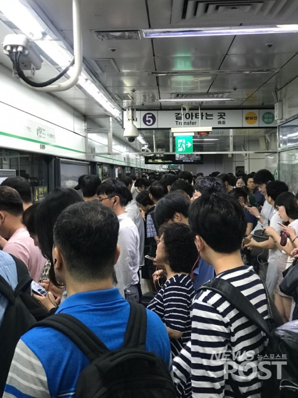 지하철 2호선 고장으로 왕십리역에서 열차를 기다리고 있는 승객들.  (사진=안신혜 기자)